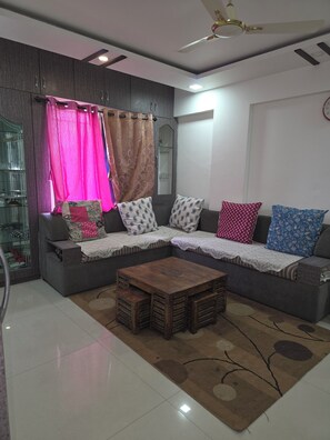 Living area - Fully furnished house with calm and lush greenery for comfy stay. (Pune)