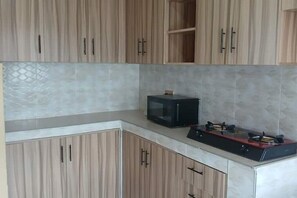 Private kitchen - Stacy's Cozy Bed and Breakfast in Nakuru, Kenya (Nakuru)