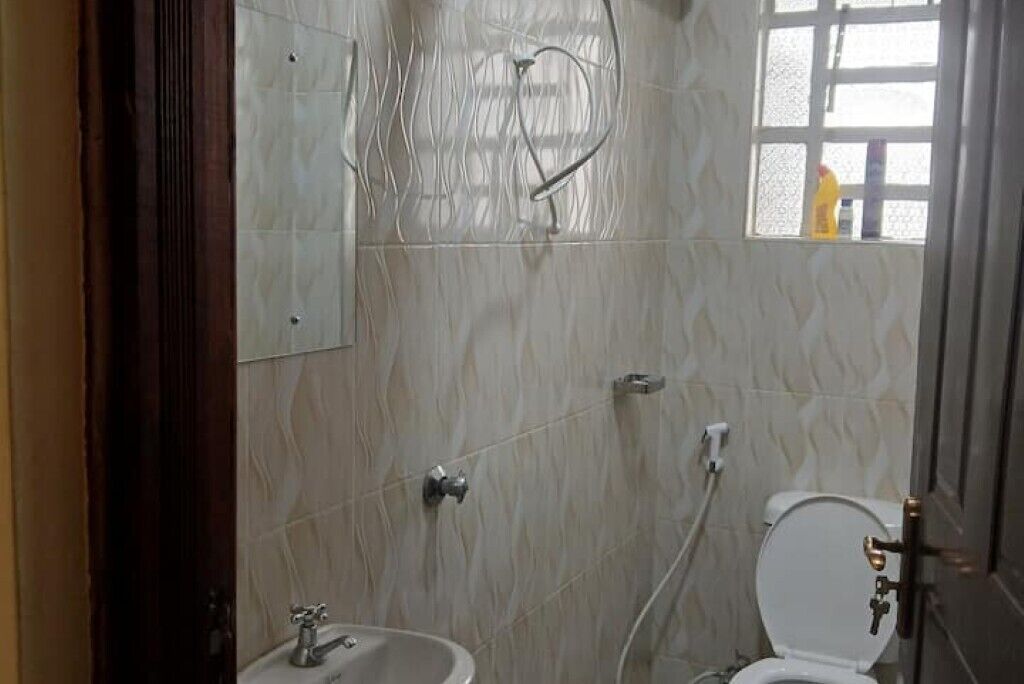 Shower, eco-friendly toiletries, bidet, towels