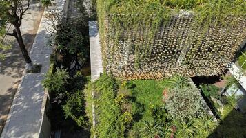 Rom, balkong, strandutsikt | Overnattingsstedets uteområder