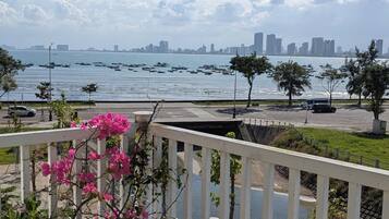 Rom, balkong, strandutsikt | Overnattingsstedets uteområder