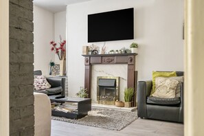 TV, fireplace, ping pong, books