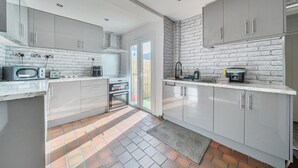 Una cocina moderna con armarios grises, un microondas y un tostador.