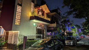 Un immeuble doté d’un balcon, d’une entrée sécurisée et de voitures garées.