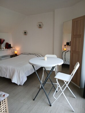 1 bedroom, iron/ironing board, WiFi, bed sheets - Cosy studio terrace in Chartres (Chartres)