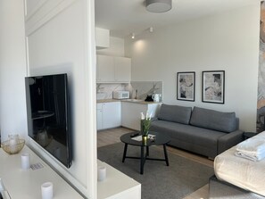 Comfort-Studiosuite, Balkon, Stadtblick | Wohnbereich