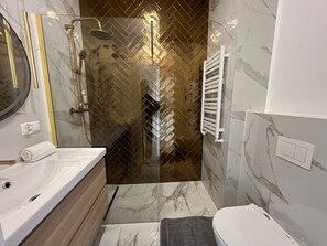 Comfort-Studiosuite, Balkon, Stadtblick | Badezimmer