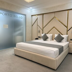 Phòng Suite Cao cấp, quang cảnh thành phố | Két bảo mật tại phòng, bàn, khu vực làm việc phù hợp cho laptop 