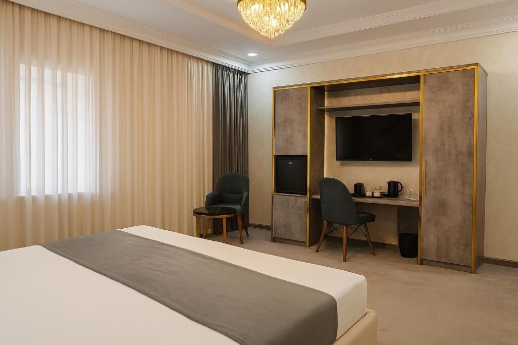 Luxe suite, uitzicht op de stad | Een kluis op de kamer, een bureau, een laptopwerkplek