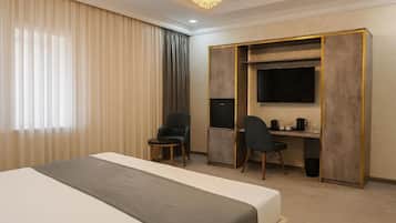 Luxe suite, uitzicht op de stad | Een kluis op de kamer, een bureau, een laptopwerkplek