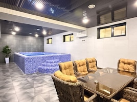 Una piscina techada, camas de piscina gratis