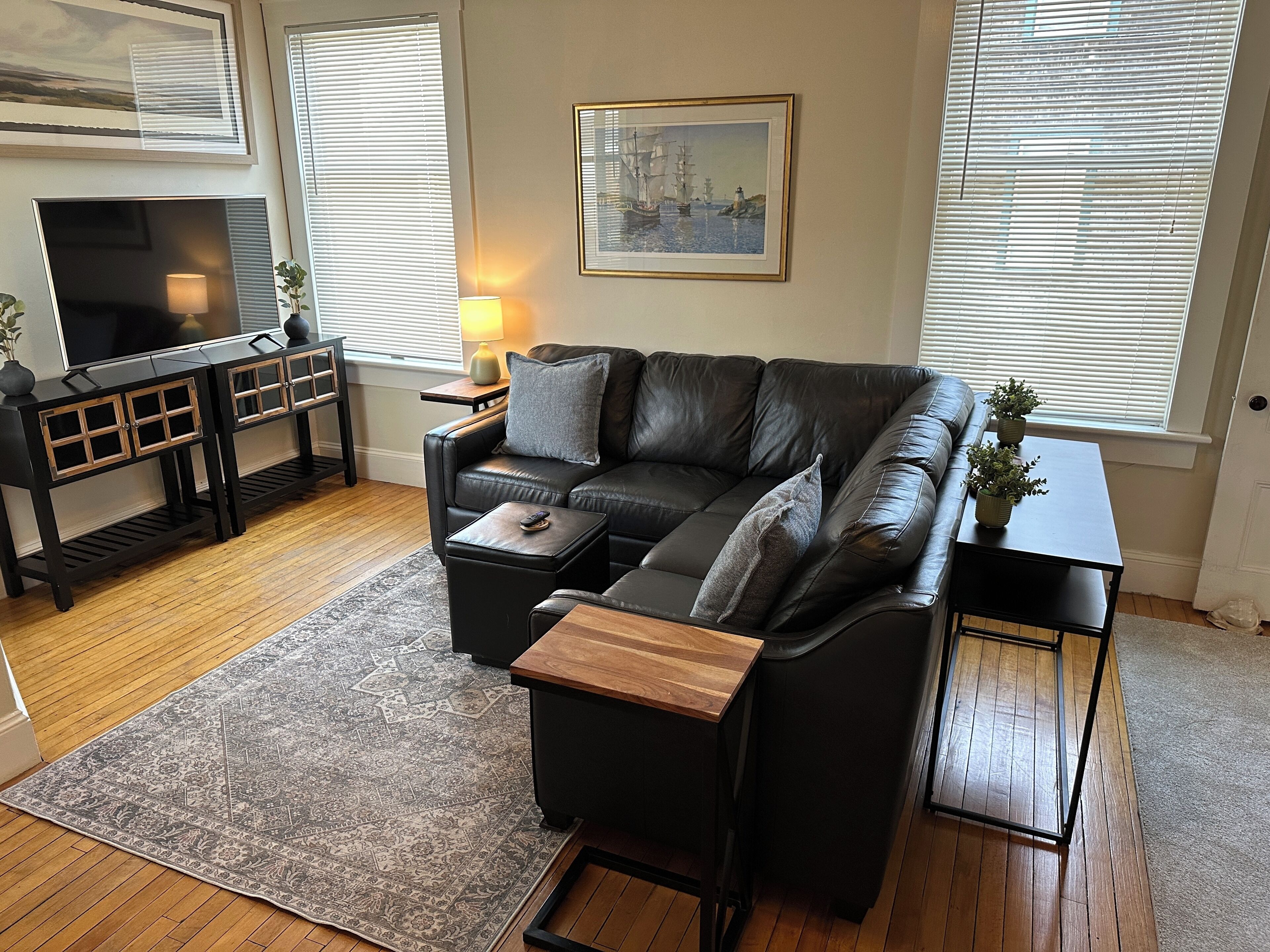Escape To Harbor Bliss In This Private Cottage Unit In Newport's Yachting Village!  Complete With Kitchen, Private Deck With Water Views, Mini-split Ac, Tv, Wifi And Off-street Parking. Steps To Harbor, Thames Street, Restaurants - Relax & Enjoy! - 紐波特