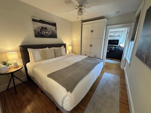 1 bedroom, iron/ironing board, travel cot, free WiFi - Escape to harbor bliss in this private cottage unit in Newport's Yachting Village!  Complete with kitchen, private deck with water views, mini-split AC, TV, Wifi and off-street parking. Steps to harbor, Thames Street, restaurants - Relax & Enjoy! (Newport)