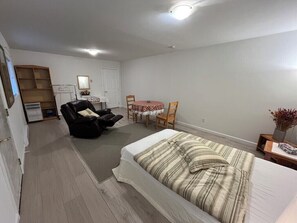 1 bedroom, desk, WiFi, bed sheets - Spacious room and kitchenette (Langley)