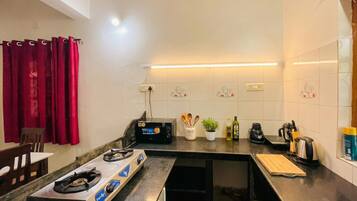 Comfort Villa, Multiple Bedrooms, Balcony, City View | Private kitchen | Fridge, cookware/dishes/utensils