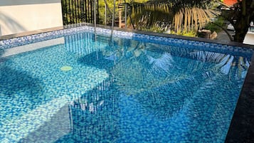 Villa Confort, varias habitaciones, balcón, vistas a la ciudad | Piscina