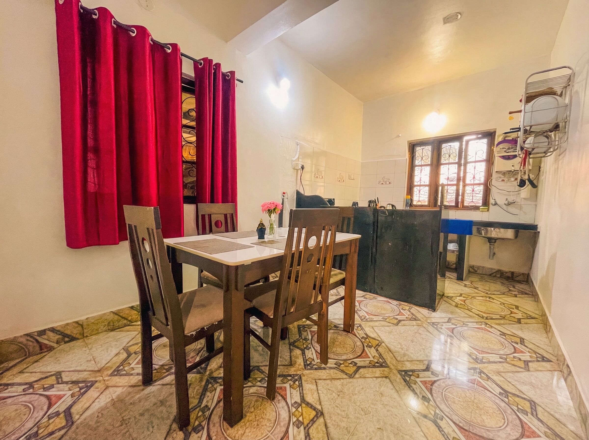 Villa Confort, varias habitaciones, balcón, vistas a la ciudad | Restauración