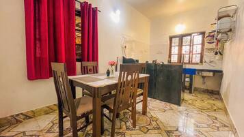 Villa Confort, varias habitaciones, balcón, vistas a la ciudad | Restauración