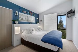 2 bedrooms, iron/ironing board, WiFi, bed sheets - 2- Bedroom luxury home (Russell)
