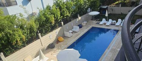 Perhehuoneisto, parveke, näköala uima-altaalle | Uima-allas