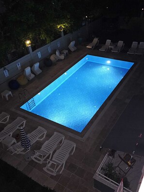 Appartamento familiare, balcone, vista piscina | Piscina | Piscina stagionale all'aperto, ombrelloni da piscina, lettini