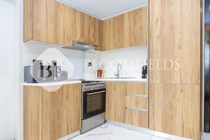 Apartamento, sacada, vista para a cidade | Cozinha privada
