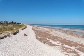 Beach - The Largs Lookout - Modern Apartment (Largs North)