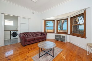 Deluxe Apartment, Ocean View | Living area