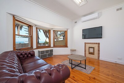The Largs Lookout - Modern Apartment