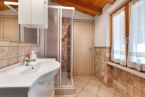 Shower, hair dryer, towels - Apartment 'Terrazzo Portese' with Wi-Fi and Air Conditioning (Portese)