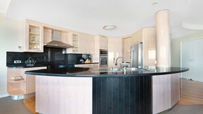 Wasserkocher mit Kaffee-/Teezubehör, Kühlschrank, Mikrowelle, Ofen