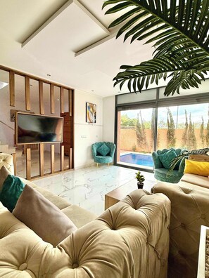 Televisión, chimenea y oficina 