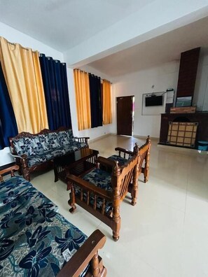 Appartement Familial, balcon, vue montagne | Coin séjour