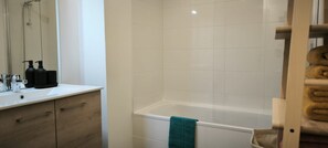 Sèche-cheveux, papier toilette
