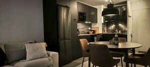Eine kleine Küche mit Essbereich, inklusive Sofa und Stühlen.