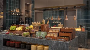 Ein Frühstücksbuffet mit verschiedenen Speisen und Besteck.