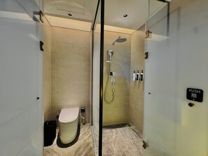 Designer toiletartikelen, een haardroger, badjassen, handdoeken