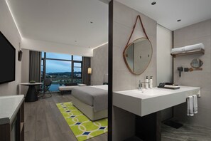 Habitación doble superior, 1 cama de matrimonio, Aire acondicionado, vistas a la ciudad | Edredones de plumas, escritorio, espacio para trabajar con un portátil