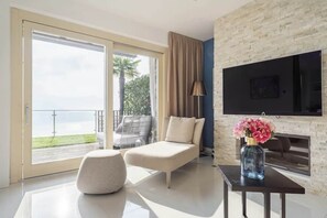 TV, fireplace - IseoLake Places - Casa Aria (Spiglia)
