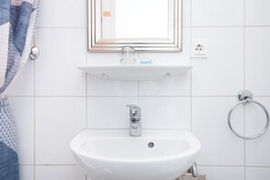 Economy Single Room | Bathroom