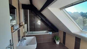 Deluxe Double Room, Garden View | Bathroom