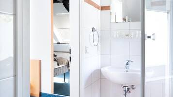 Chambre Double Standard, vue jardin | Salle de bain