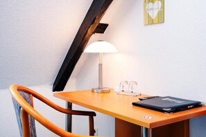 Standard Double Room, Garden View | Interior