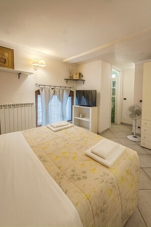 1 bedroom, iron/ironing board, WiFi, bed sheets - Charming Studio Apartment in Lucca in the Historic Center - BanStay (Lucca)