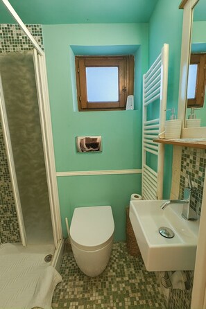 Shower, hair dryer, towels, soap - Charming Studio Apartment in Lucca in the Historic Center - BanStay (Lucca)