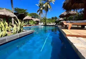 Pool - Double Hibiscus Bungalow with pool, tropical garden, bar & restaurant (Hell-Ville)