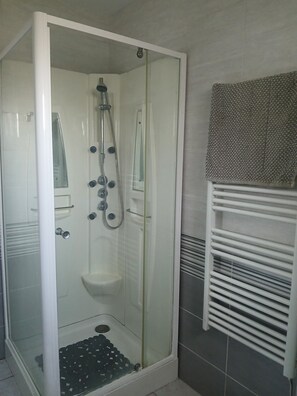 Shower - Charming house 149m² - 4 bedrooms - Large enclosed garden in Le Teich (Bassin d'Arcachon) (Le Teich)