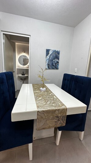 Dining - Ground Floor Apartment with Pool and Private Patio - 5 minutes from Bonfil Beach (ACAPULCO DE JUAREZ)