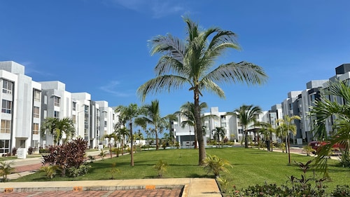 Ground Floor Apartment with Pool and Private Patio - 5 minutes from Bonfil Beach