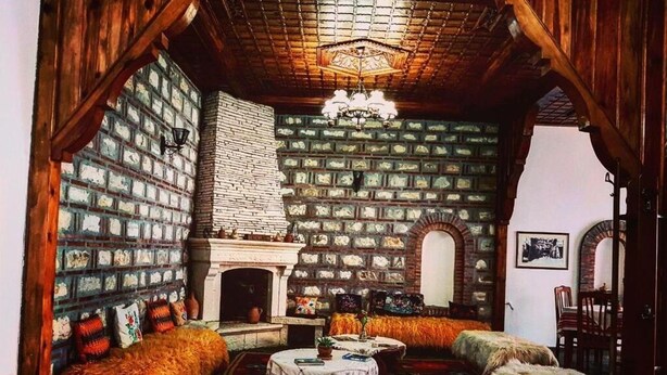 Um quarto aconchegante com parede de tijolos, lareira e um tapete grande.